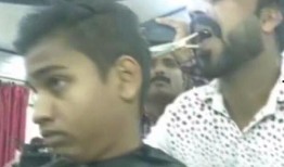 印度男人吃瓜烫嘴视频,意外走红网络