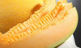 新疆姑娘吃哈密瓜的视频,现场品尝哈密瓜的甜蜜滋味