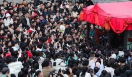 王婆说媒吃瓜现场视频,吃瓜群众围观笑料百出