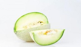 女子吃哈密瓜的视频,女子品尝香甜哈密瓜，甜蜜瞬间引网友热议