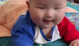 可爱的小光头吃瓜视频,萌态可掬，欢乐满溢