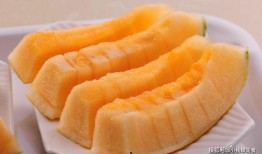 女子吃哈密瓜的视频,女子品尝香甜哈密瓜，甜蜜瞬间引网友热议