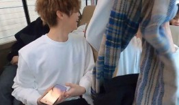 鹿晗在韩国吃瓜视频播放,视频播放引发网友热议