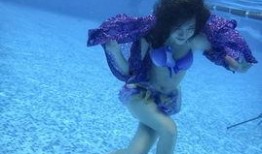 新疆美女水下吃瓜视频