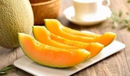 女子吃哈密瓜的视频,女子品尝香甜哈密瓜，甜蜜瞬间引网友热议