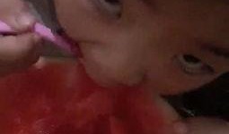 小孩吃瓜笑哈哈的视频,小宝贝吃瓜欢乐时光