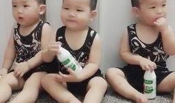 小孩吃瓜笑哈哈的视频,小宝贝吃瓜欢乐时光