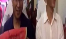 戴眼镜吃瓜视频,趣味横生的生活瞬间