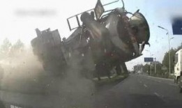 爬山三人吃瓜视频,揭秘网络舆论背后的真相