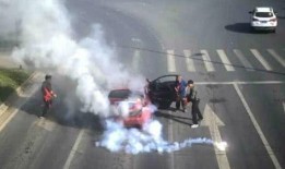 爬山三人吃瓜视频,揭秘网络舆论背后的真相