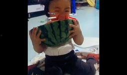 吃瓜少女小孩视频播放