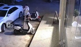 男子吃瓜女生上车视频,这是什么神仙组合？