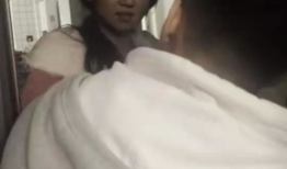 宿舍打视频男朋友吃瓜