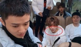 鹿晗在韩国吃瓜视频播放,视频播放引发网友热议