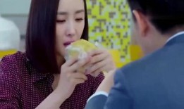 假装和女朋友吃瓜视频,甜蜜瞬间引网友热议