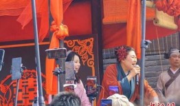 王婆说媒吃瓜现场视频,吃瓜群众围观笑料百出