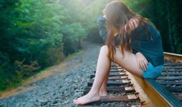 山东旅游女孩吃瓜视频,体验地道民俗美食