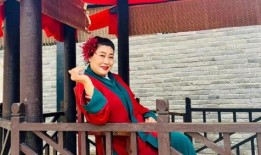 王婆说媒吃瓜现场视频,吃瓜群众围观笑料百出