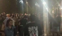 情侣路人吃瓜拍照视频,情侣路人吃瓜拍照，甜蜜画面引网友热议