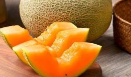 新疆姑娘吃哈密瓜的视频,现场品尝哈密瓜的甜蜜滋味